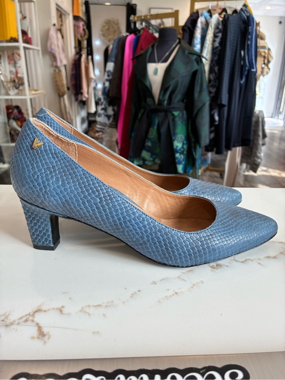 Vionic Blue snakeskin Textured Mid-Heel Pumps like new